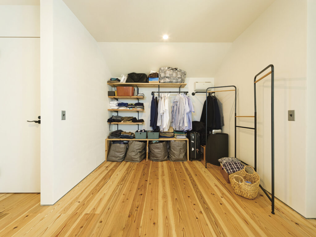 土間にハンモック。犬も喜ぶ家