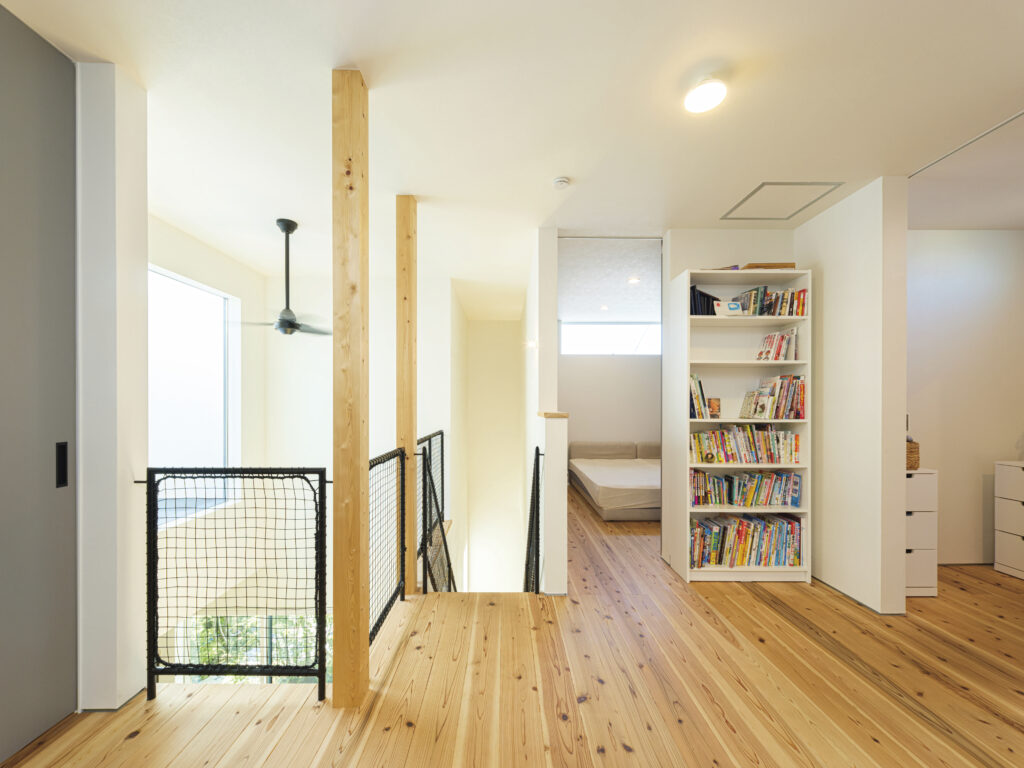 土間にハンモック。犬も喜ぶ家