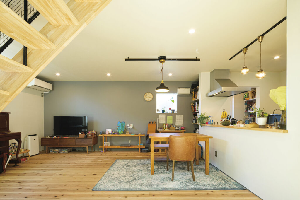 土間にハンモック。犬も喜ぶ家