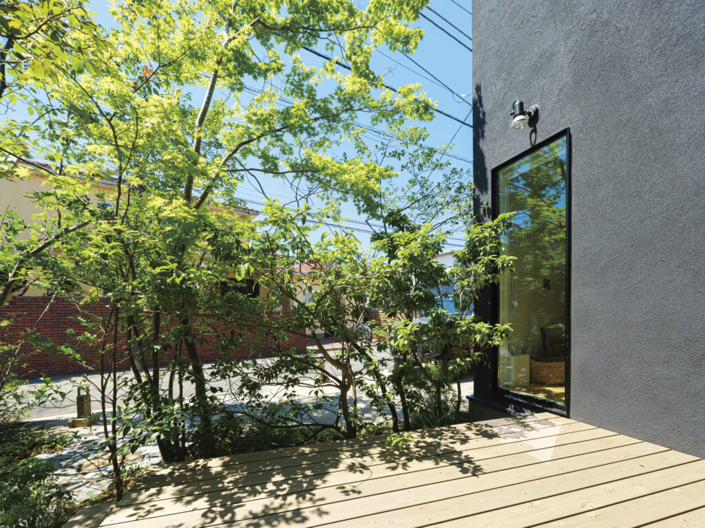 土間にハンモック。犬も喜ぶ家