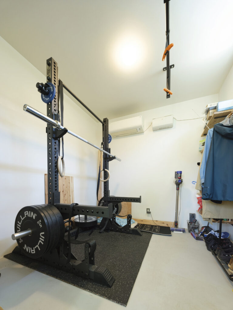 土間にハンモック。犬も喜ぶ家